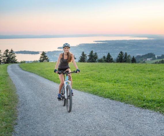 Foto einer jungen Frau bei Mountainbike Tour am Pfänder